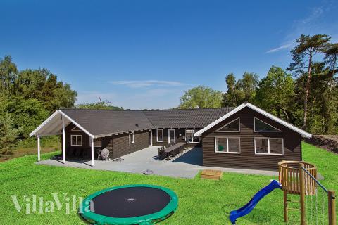 Luksuriøst sommerhus med svømmebasseng nydelig beliggende like ved Dueodde, Bornholm. Solskinnsøyen Bornholm byr på barnevennlig sandstrand ved Dueodde, spennende naturopplevelser, borgruinen Hammershus.