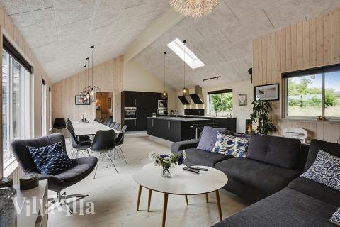 Det er plass til 22 personer i det store lyse oppholdsrommet i luksushus nr. 376.