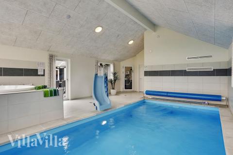 Feriehus 376 har et flott basseng med sklie, et stort innebygd boblebad og en badstue