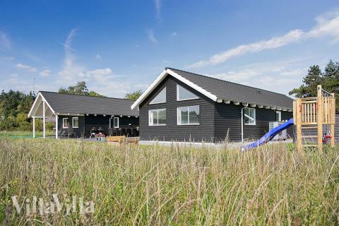 Stort og luksuriøst feriehus ved Vejby Strand blant vakker natur og rett ved en barnevennlig badestrand.
