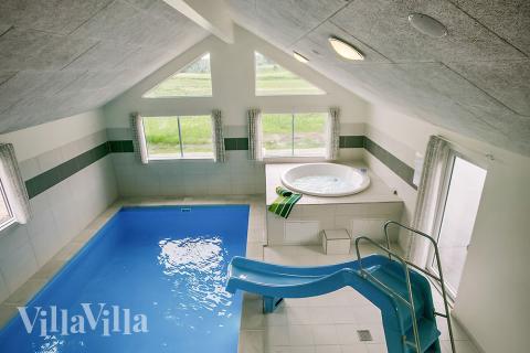 Det flotte bassenget i luksushus nr. 376 til 22 personer