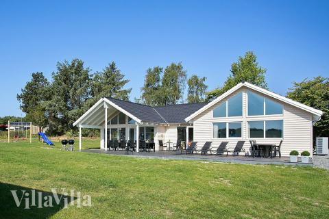 Luksushus nr. 379 har en deilig terrasse med gode hagemøbler til 18 personer.