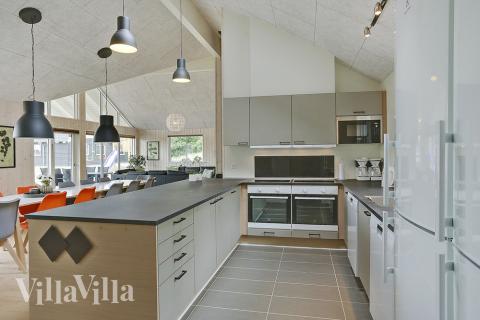 Kjøkkenet i luksushus nr. 379 er fullt utstyrt så dere lett kan lage mat til 18 personer.