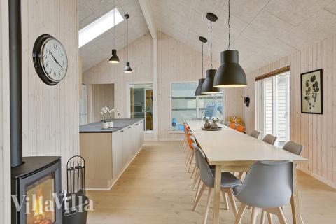 Det er plass til 18 personer i det store lyse oppholdsrommet i luksushus nr. 379.