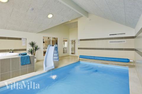 Feriehus 379 har et flott basseng med sklie, et stort innebygd boblebad og en badstue