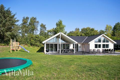Velutstyrt hus med basseng og plass til 18 personer i Vejby nær Rågeleje