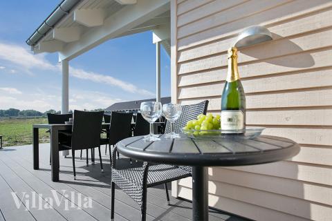 Nyt en grillkveld på terrassen i luksushus nr. 379 i Nordsjælland