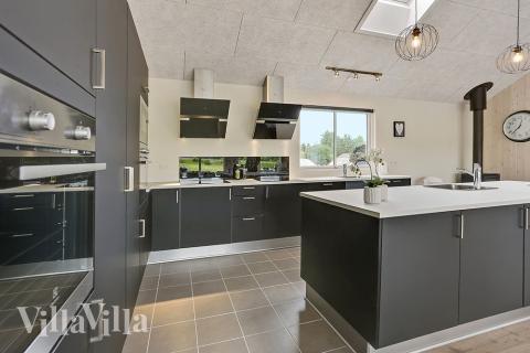 Kjøkkenet i luksushus nr. 375 er fullt utstyrt så dere lett kan lage mat til 24 personer.