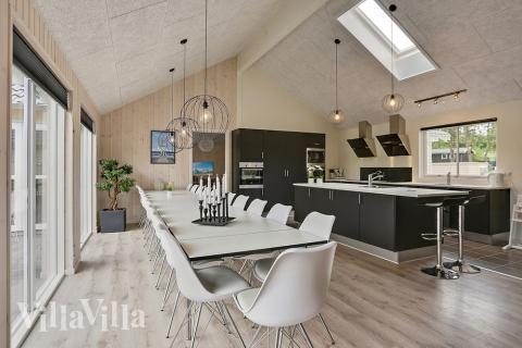 Det er plass til 24 personer i det store lyse oppholdsrommet i luksushus nr. 375.