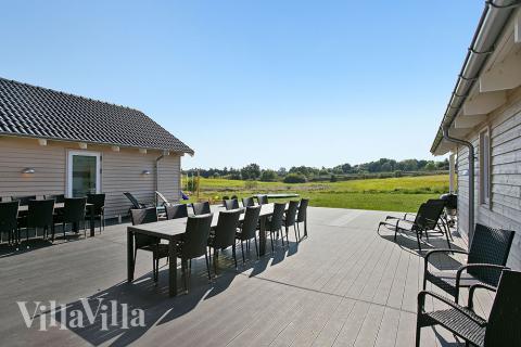 Luksushus nr. 375 har en deilig terrasse med gode hagemøbler til 24 personer.