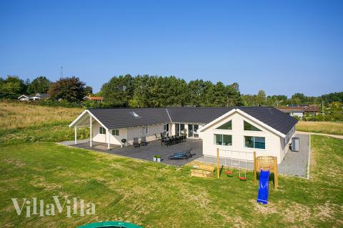 Feriehus i Vejby Strand med  plass til 24 personer som kan ha en flott ferie i sammen og nyte alle husets fasiliteter. 