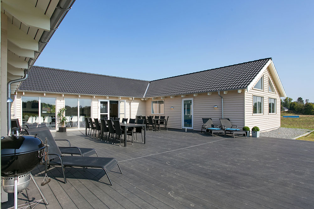 Nyt en grillkveld på terrassen i luksushus nr. 375 i Nordsjælland