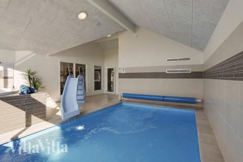 Feriehus 377 har et flott basseng med sklie, et stort innebygd boblebad og en badstue