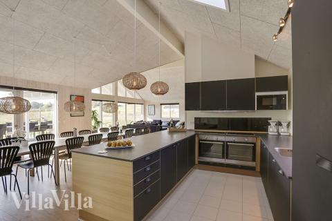 Kjøkkenet i luksushus nr. 377 er fullt utstyrt så dere lett kan lage mat til 18 personer.