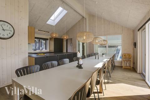 Det er plass til 18 personer i det store lyse oppholdsrommet i luksushus nr. 377.