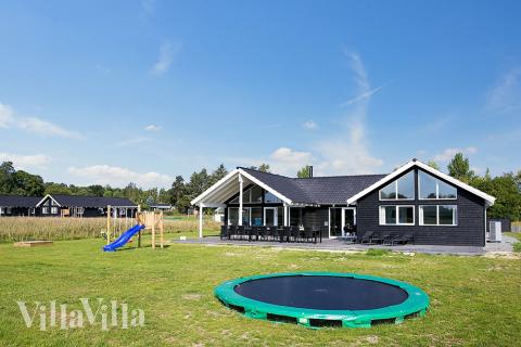 Dette flotte huset med basseng ligger nær Vejby Strand og kun noen få kilometer fra den hyggelige strandpromenaden, de sjarmerende kafeene og restaurantene og den barnevennlige stranden i Rågeleje. 