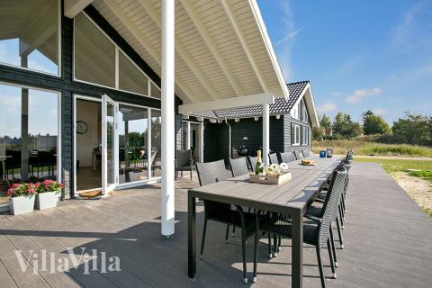 Nyt en grillkveld på terrassen i luksushus nr. 377 i Nordsjælland