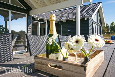 Luksushus nr. 377 har en deilig terrasse med gode hagemøbler til 18 personer.