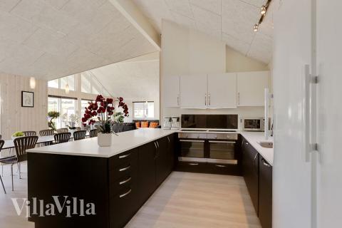 Kjøkkenet i luksushus nr. 378 er fullt utstyrt så dere lett kan lage mat til 18 personer.