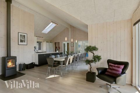 Det er plass til 18 personer i det store lyse oppholdsrommet i luksushus nr. 378.