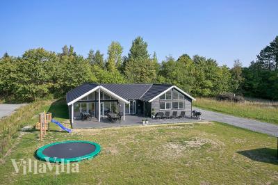 Dette lekre huset med svømmebasseng, nr. 378, med plass til 18 personer, ligger i Nordsjælland