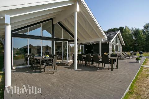 Luksushus nr. 378 har en deilig terrasse med gode hagemøbler til 18 personer.