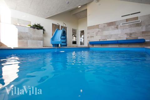 Det flotte bassenget i luksushus nr. 378 til 18 personer