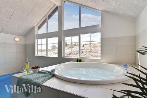 Nyt varmen i boblebadet i luksushus nr. 383 i Vestjylland