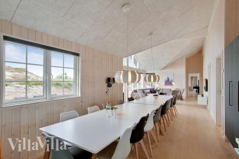 Det er god plass til at 18 personer sitter sammen i feriehusets oppholdsrom under et besøk i luksushus 383 i Vestjylland.