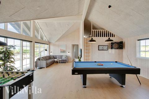 I tillegg til alle aktivitetsmulighetene i husets bassengavdeling, kan du også spille biljard, bordtennis og dart i luksushus nr. 383