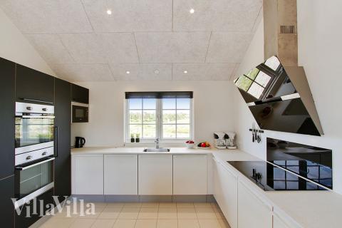 Kjøkkenet i luksushus nr. 383 er fullt utstyrt så dere lett kan lage mat til 18 personer.