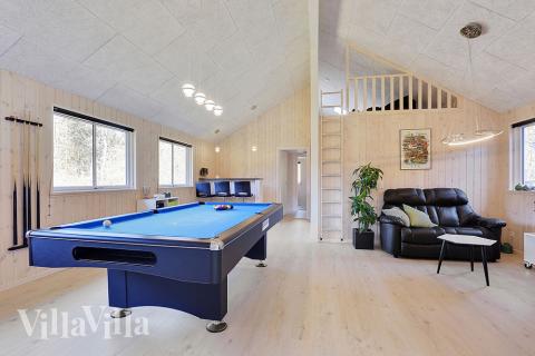 I tillegg til alle aktivitetsmulighetene i husets bassengavdeling, kan du også spille biljard, bordtennis og dart i luksushus nr. 384