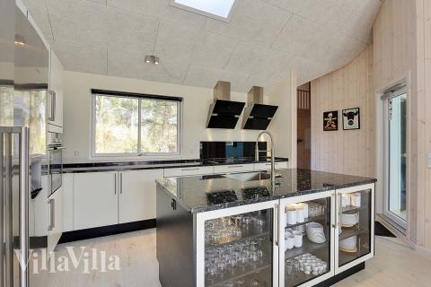 Kjøkkenet i luksushus nr. 384 i Nordsjælland er godt innrettet.