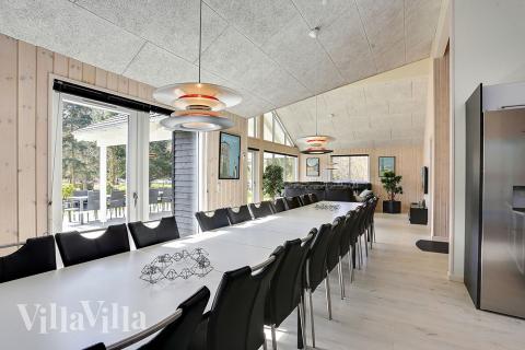 Det er plass til 20 personer i det store lyse oppholdsrommet i luksushus nr. 384.