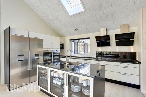 Kjøkkenet i luksushus nr. 384 er fullt utstyrt så dere lett kan lage mat til 20 personer.