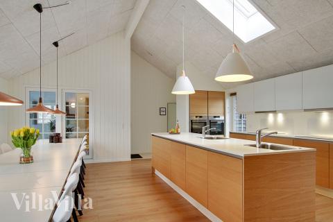 Kjøkkenet i luksushus nr. 386 er fullt utstyrt så dere lett kan lage mat til 18 personer.