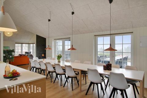 Det er plass til 18 personer i det store lyse oppholdsrommet i luksushus nr. 386.