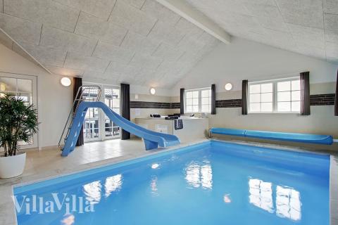 Feriehus 386 har et flott basseng med sklie, et stort innebygd boblebad og en badstue