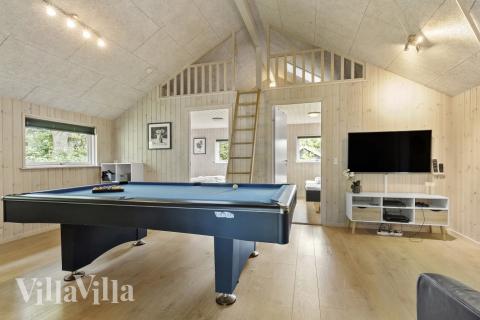 I tillegg til alle aktivitetsmulighetene i husets bassengavdeling, kan du også spille biljard, bordtennis og dart i luksushus nr. 380