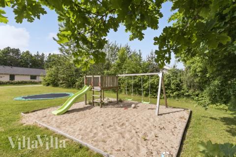 I det attraktive feriehuset nr. 380 i Østjylland finnes det mengder av utendørsaktiviteter, som leketårn og huskestativ.