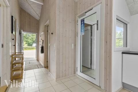 Det romslige inngangspartiet til luksushus nr. 380 i Østjylland