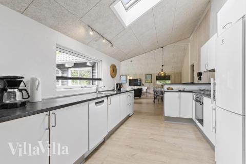 Kjøkkenet i luksushus nr. 380 i Østjylland er godt innrettet.