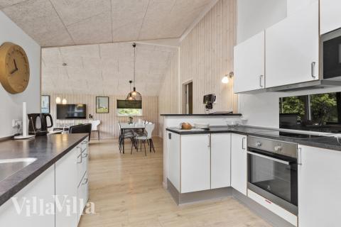 Kjøkkenet i luksushus nr. 380 er fullt utstyrt så dere lett kan lage mat til 14 personer.