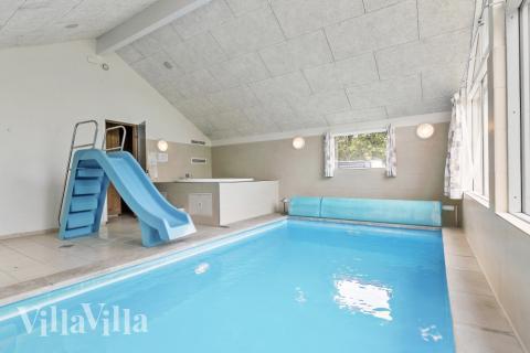 Feriehus 380 har et flott basseng med sklie, et stort innebygd boblebad og en badstue