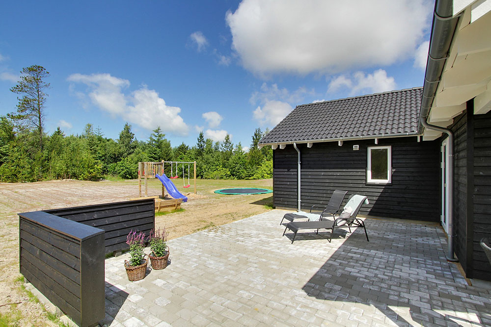 På terrassen i feriehus nr. 387 er det plass til 24 personer.