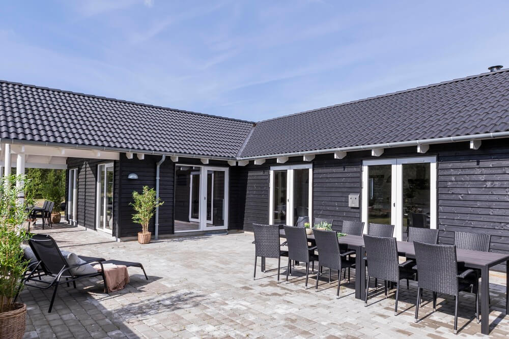 Nyt en grillkveld på terrassen i luksushus nr. 387 i Vestjylland