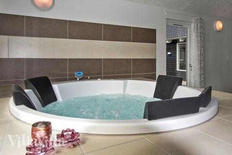 Nyt varmen i boblebadet i luksushus nr. 394 i Østjylland