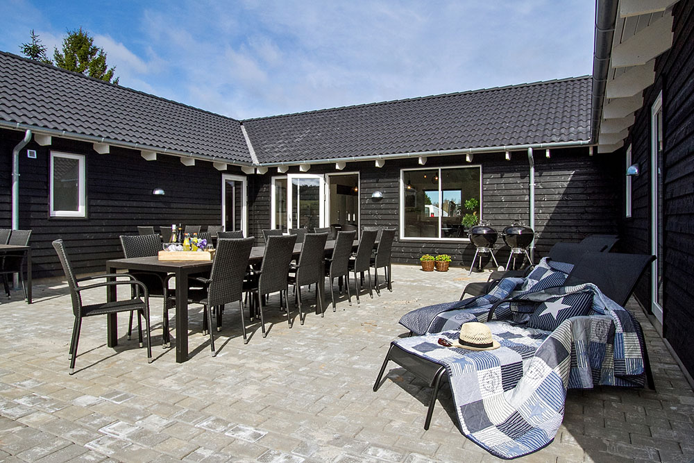 Nyt en grillkveld på terrassen i luksushus nr. 394 i Østjylland