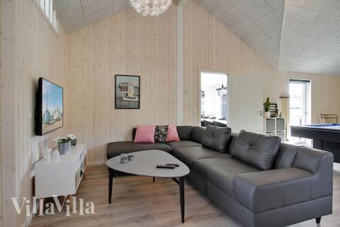 Det er plass til 22 personer i det store lyse oppholdsrommet i luksushus nr. 394.