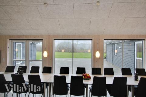 Det er god plass til at 24 personer sitter sammen i feriehusets oppholdsrom under et besøk i luksushus 701 i Tyskland.